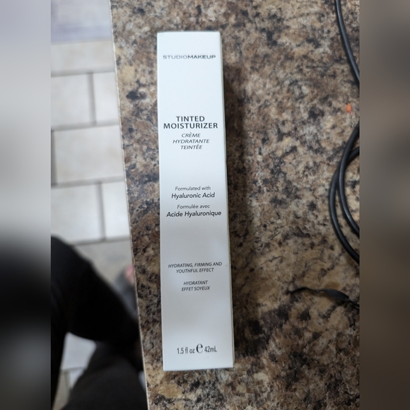 Tinted Moisturizer in Honey Light 1.5fl.oz. 42mL - Picture 4 of 11